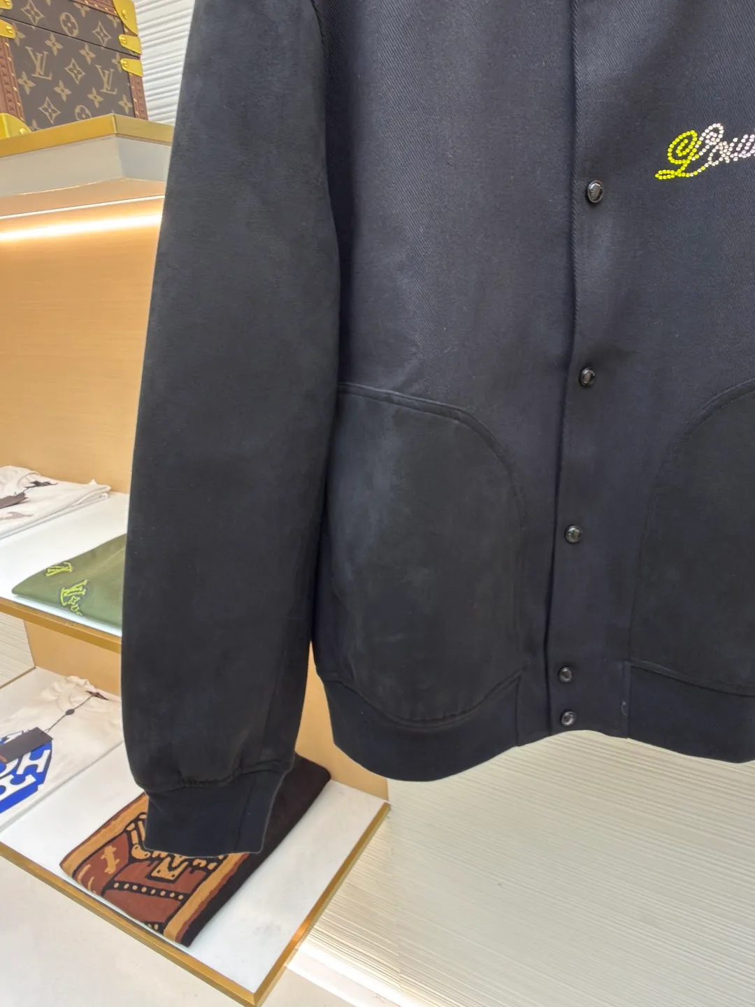LOUIS VUITTON Sheep wool colorful diamond embroidered jacket ●Original version: 43054 purchased and developed ●Item number: 1680747-B70 ●Fabric: sheep wool fabric ●Technology: hot diamond production ●Version: fitted version ●Weight: about 1060 grams ●Size: S-M-L-XL ●Description: Made of customized sheep wool fabric, the fabric is smooth and delicate, comfortable and close to the skin, and the deep tones reflect the elegant style Tailored body, contrasting with nubuck leather sleeves and pockets. Hot-drilled handwritten logo injects gradient color on the chest. Large monogram embroidered on the back, floral and pearlescent logo. Behringer embroidery machine is used to sign the brand logo embroidery pattern on the front and back. The embroidery thread is also a fluorescent thread. Pure white will glow under ultraviolet rays. The jacquard lining is made of 100% cupro fiber. It is smooth and breathable next to the body. The cylindrical sleeves are made of suede fabric and spliced with wool. The pockets on the body are positioned and cut using a fully automatic opening machine. The pocket positions can be matched with many types of clothing to create a fashionable look. The overall wiring is straight and delicate, the fabric is comfortable and soft, and the color is consistent without color difference. It can be matched with the same style to create a fashionable look and control various occasions. Customized accessories, complete with three standards, same style for men and women!